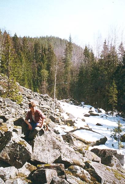 Северное Приладожье. Горы Петсиваара. Скалистые склоны вершины 187м. Май 1996.